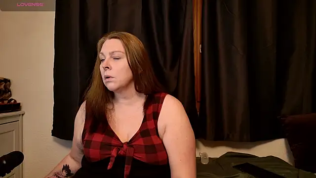 Snapshot of Big_Beautiful_MILF chatting on 02-17-25, 07:42 Big Beautiful MILF online show from 02-17-25, 07:42