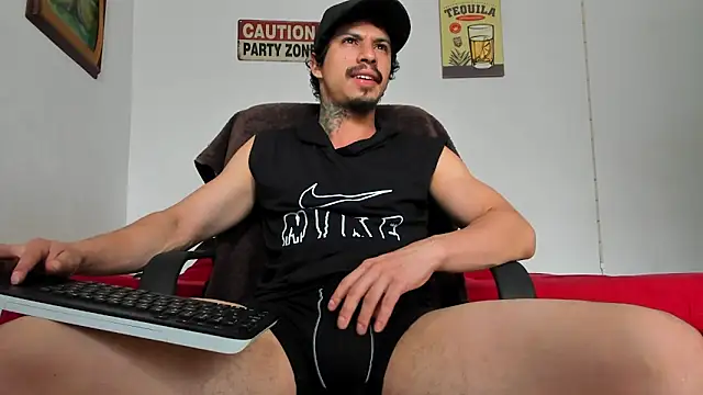 Snapshot of TristanWoods chatting on 12-21-24, 06:34 TristanWoods online show from 12-21-24, 06:34