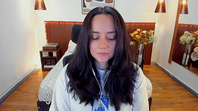 Snapshot of KatherineBond chatting on 05-14-26, 07:20 KatherineBond online show from 05-14-26, 07:20