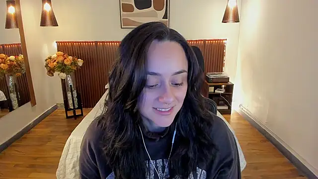 Snapshot of KatherineBond chatting on 06-18-26, 06:56 KatherineBond online show from 06-18-26, 06:56