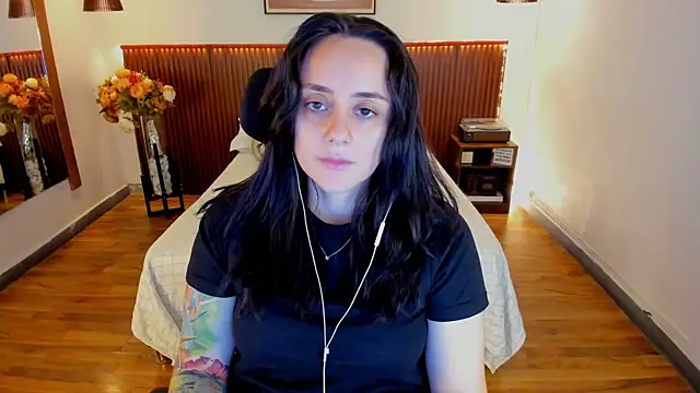 Snapshot of KatherineBond chatting on 06-27-26, 04:34 KatherineBond online show from 06-27-26, 04:34