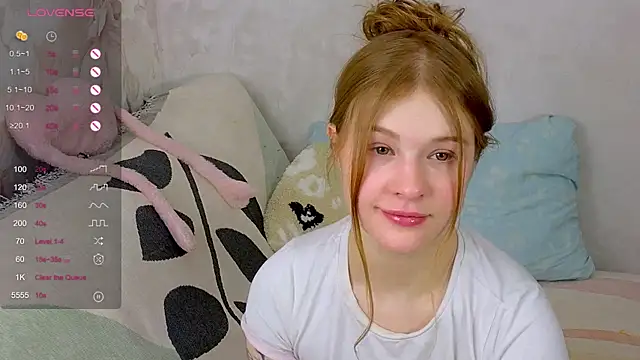 Snapshot of TrissMerigold9 chatting on 11-17-25, 08:25 TrissMerigold9 online show from 11-17-25, 08:25