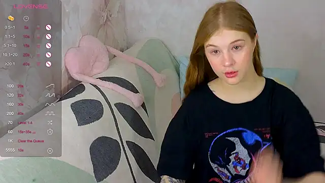 Snapshot of TrissMerigold9 chatting on 11-27-25, 08:33 TrissMerigold9 online show from 11-27-25, 08:33