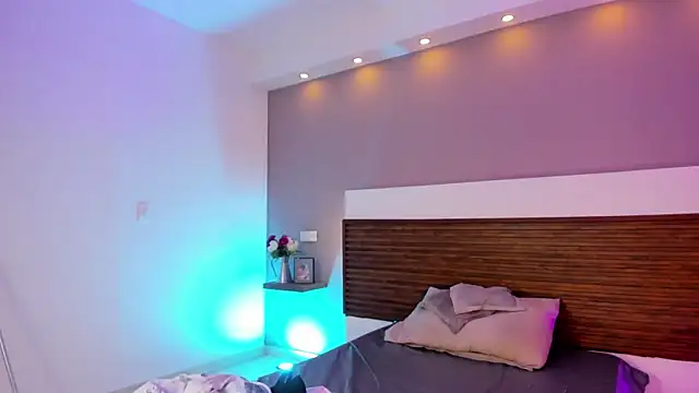 Adelehottman online show from 04-12-26, 07:52