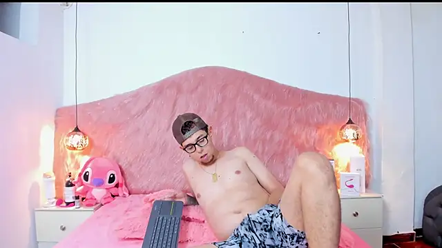 Derek and Skarlet online show from 11-04-25, 07:57