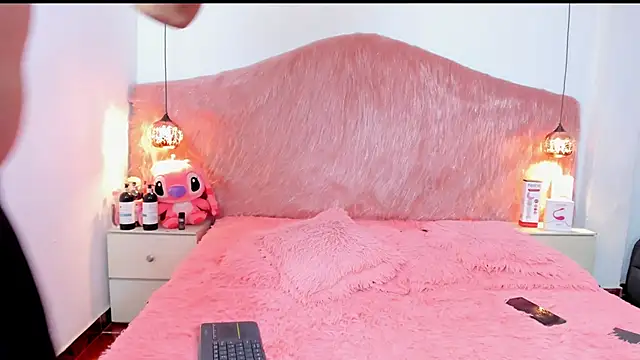 Derek and Skarlet online show from 11-19-25, 06:19