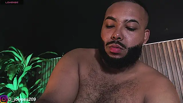 Snapshot of DilanJonnes_ chatting on 10-12-25, 11:15 DilanJonnes online show from 10-12-25, 11:15