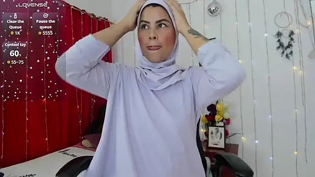 AishaAmin  online show from 11-24-25, 12:27