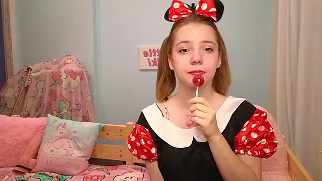 Snapshot of PrincessLittleKiki chatting on 10-30-25, 08:05 PrincessLittleKiki online show from 10-30-25, 08:05