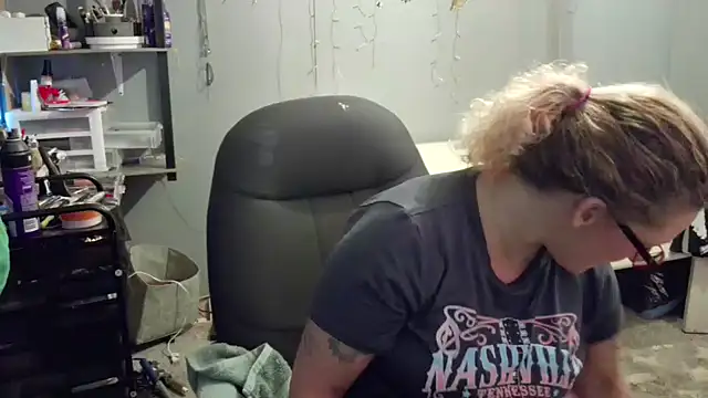 Snapshot of Lisalovely6981 chatting on 02-06-25, 10:10 Lisalovely6981 online show from 02-06-25, 10:10