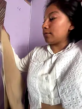 LinnaGardenia online show from 10-20-25, 02:39