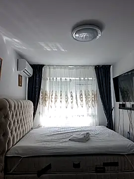 AvaLloyd online show from 03-20-25, 01:04