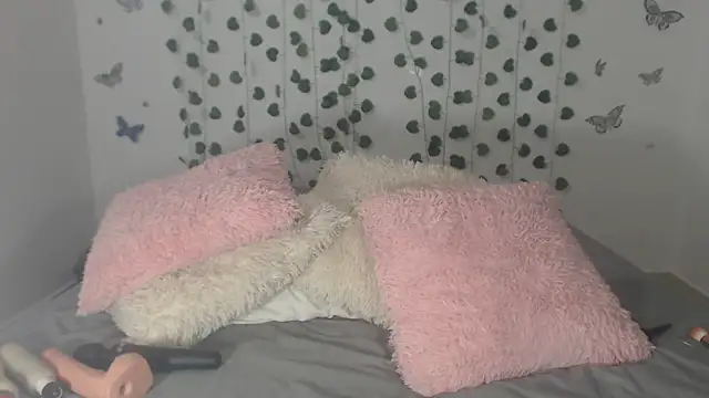 Snapshot of Selena_v chatting on 02-19-25, 10:45 Selena v online show from 02-19-25, 10:45