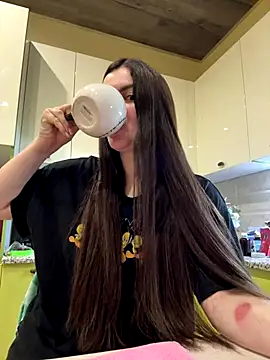 Karolina llove online show from 10-27-25, 06:56