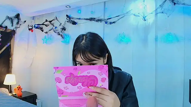 Snapshot of lina_bedoya_ chatting on 10-30-25, 11:44 lina bedoya online show from 10-30-25, 11:44