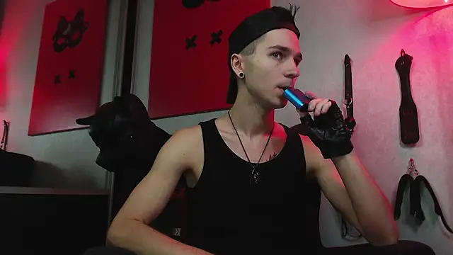 Joseph  Quinn online show from 02-01-25, 02:24