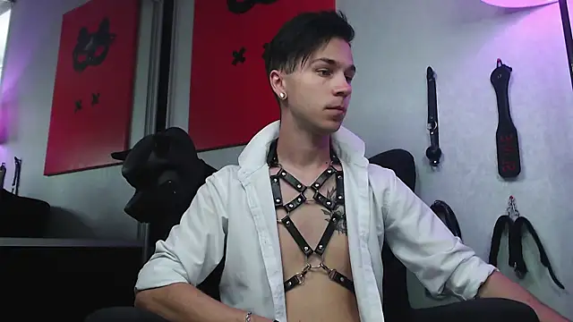 Joseph  Quinn online show from 02-18-25, 08:16