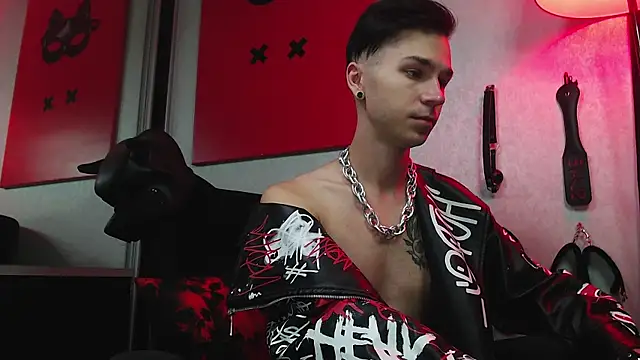 Joseph  Quinn online show from 03-10-25, 08:04