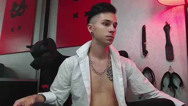 Joseph  Quinn online show from 03-11-25, 11:23