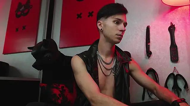 Joseph  Quinn online show from 03-13-25, 07:31