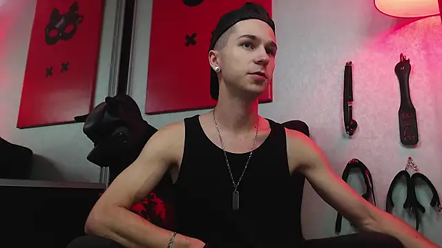 Joseph  Quinn online show from 03-16-25, 09:05