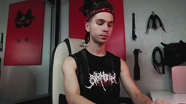 Joseph  Quinn online show from 09-19-25, 08:49