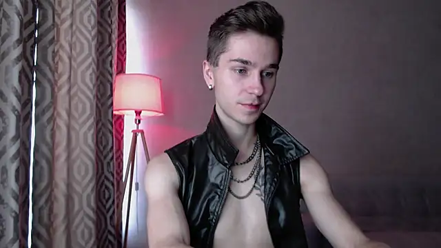 Joseph  Quinn online show from 10-03-25, 08:22