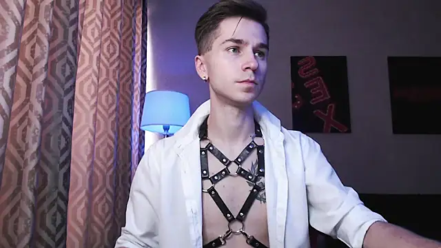 Joseph  Quinn online show from 10-22-25, 04:02