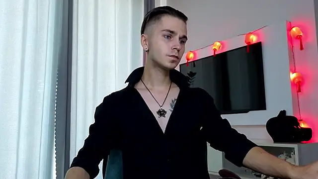 Joseph  Quinn online show from 04-11-26, 07:45