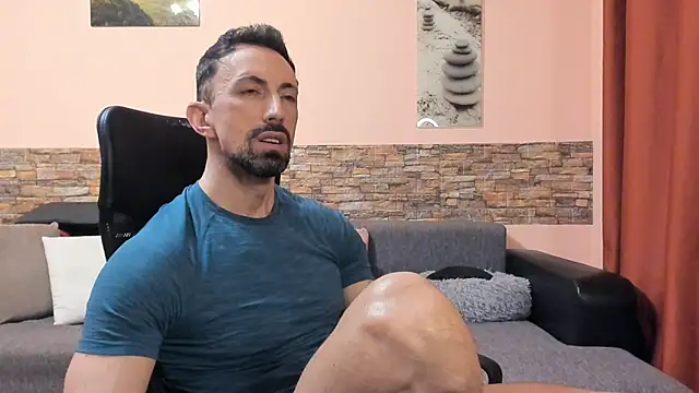 HotHunkTrainer online show from 06-13-26, 08:01