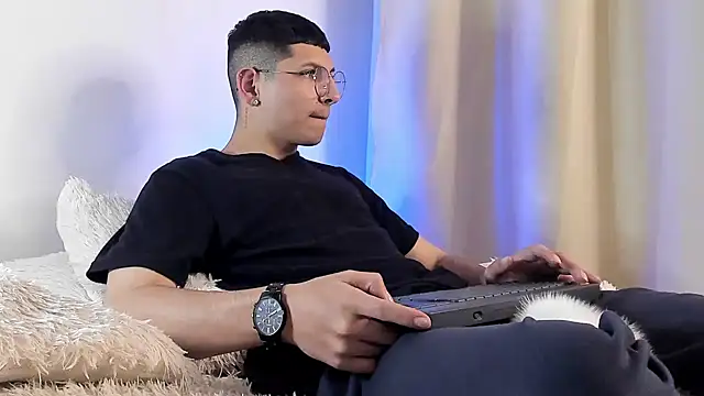 a lejandro 0 8 online show from 01-26-25, 04:41