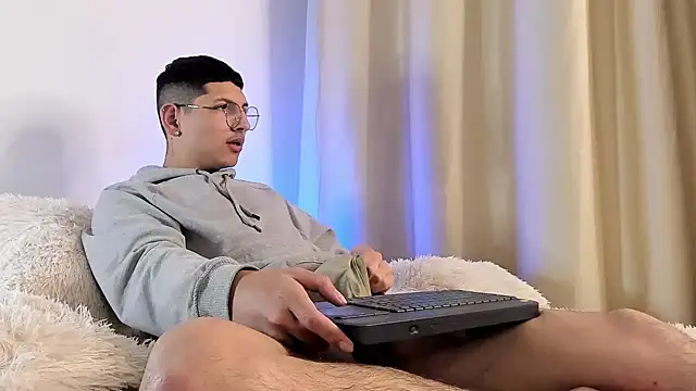 a lejandro 0 8 online show from 01-27-25, 04:20