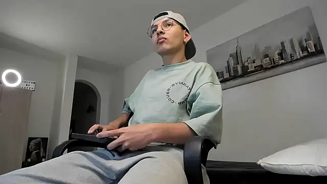 a lejandro 0 8 online show from 03-11-25, 06:21