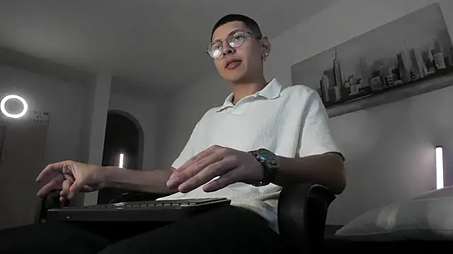 a lejandro 0 8 online show from 03-16-25, 07:48