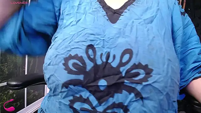 Snapshot of kalpanaaishaa chatting on 09-11-25, 10:15 kalpanaaishaa online show from 09-11-25, 10:15