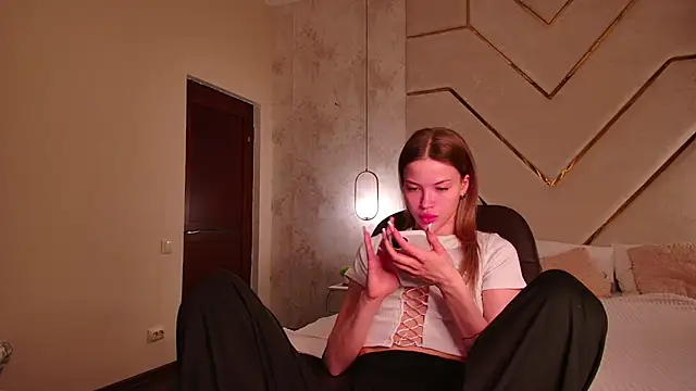 EmmyMills online show from 04-15-26, 08:42