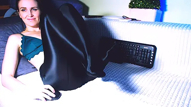 Snapshot of Lina_Owl chatting on 12-14-24, 01:06 Lina Owl online show from 12-14-24, 01:06