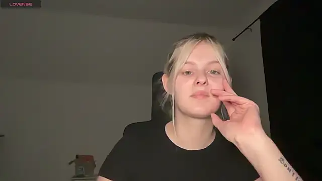 Snapshot of Allylove03 chatting on 09-24-25, 05:27 Allylove03 online show from 09-24-25, 05:27