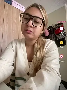 Snapshot of Miabonnett_ chatting on 05-05-26, 02:47 Miabonnett online show from 05-05-26, 02:47