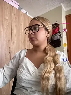 Snapshot of Miabonnett_ chatting on 05-08-26, 03:06 Miabonnett online show from 05-08-26, 03:06