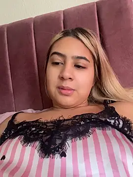 Snapshot of Miabonnett_ chatting on 05-14-26, 11:50 Miabonnett online show from 05-14-26, 11:50