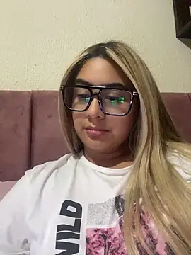 Snapshot of Miabonnett_ chatting on 05-15-26, 01:12 Miabonnett online show from 05-15-26, 01:12