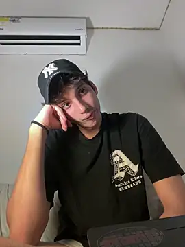 CamiloXx04 online show from 02-04-25, 03:11