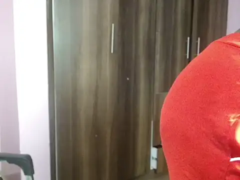 Snapshot of massive_squirts chatting on 10-31-25, 08:54 massive squirts online show from 10-31-25, 08:54