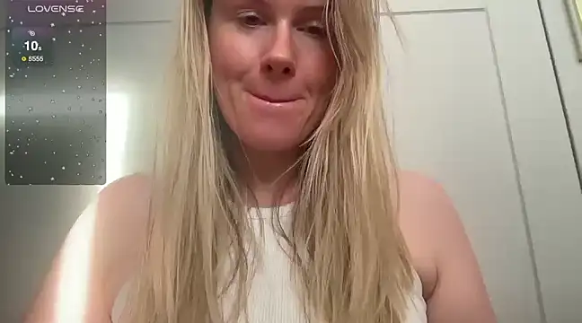 Snapshot of redheadrosie69 chatting on 03-04-25, 09:40 redheadrosie69 online show from 03-04-25, 09:40