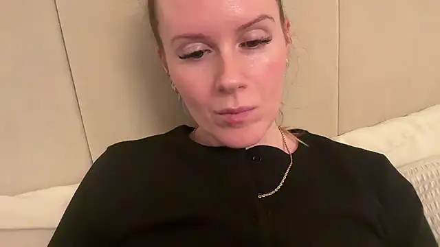 Snapshot of redheadrosie69 chatting on 11-28-25, 08:33 redheadrosie69 online show from 11-28-25, 08:33