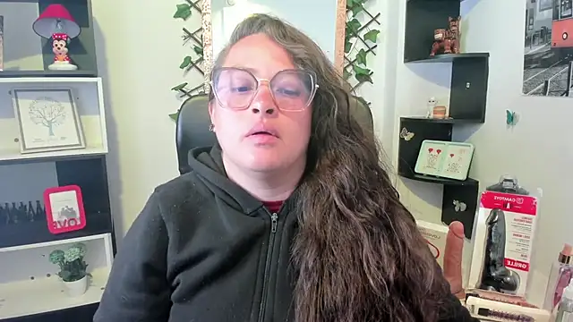 Snapshot of SaraThomso chatting on 10-04-25, 03:37 SaraThomso online show from 10-04-25, 03:37