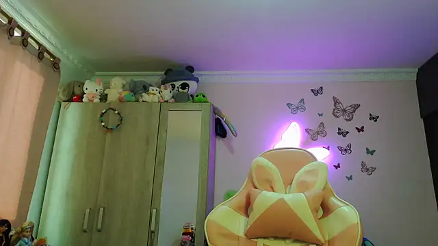 caroline jonson online show from 04-21-26, 02:12