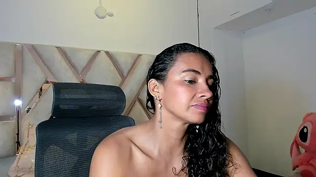 Snapshot of leslyflorez chatting on 01-15-25, 12:30 leslyflorez online show from 01-15-25, 12:30