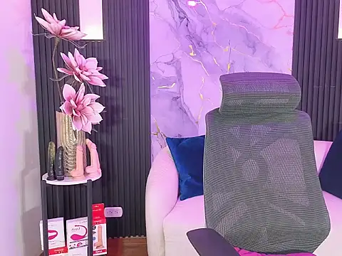 Snapshot of leslyflorez chatting on 09-20-25, 04:35 leslyflorez online show from 09-20-25, 04:35